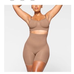 SKIMS mid thigh short size 2XL/3XL